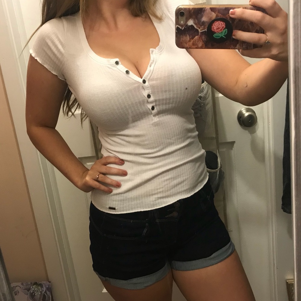 Hollister T